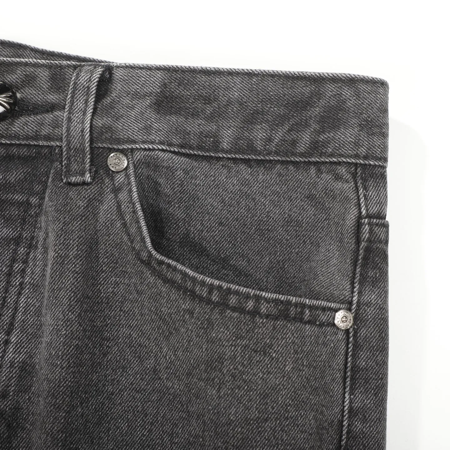 P300 CH Chromehearts black cross-stitched leather black and gray heavy-duty cow king jeans, cabinet price 74W level, patchwork cross pattern embellishment, washed jeans! ! An absolutely high-end luxury product, a 1.9W-level god-level single product, a super popular product, made by top heavy industry, a magic weapon that cannot be missed! [About Zangyin] This is an extremely luxurious fashion brand that can also be called the aristocracy of the high street. It has always been an exclusive brand for some hipsters or rich second generations. Compared with ordinary high streets, it is more luxurious and noble. Compared with luxury brands, it is more fashionable and individual. It has always been a brand that I have a special liking for. [Top heavy industry fashion design] Consistently high-street luxury style. Speaking of this style, the Zangyin family and GU family are definitely the leading representative brands. Especially the Zangyin family has really achieved a state-of-the-art effect in creating high-street style. The unique washed material is used to create this style. The color system is already quite eye-catching. After it is decorated with patchwork cross flowers, it cleverly highlights the charm of the brand. Secondly, this style uses classic The high-waist cutting design highlights the long legs and fashionable temperament of the upper body. The brand is highly recognizable and the slim fit configuration is more suitable for daily wear. It is a product that interprets personality, fashion, and specifications at a glance. This single product is enough to make any fan excited. It can be a white T-shirt for a youthful college style, or a tight suspender for a royal style. It has strong matching ability and can be easily controlled by men.  [Materials and craftsmanship] Needless to say, this point goes without saying. As an excellent craftsman brand, Zangyin’s requirements for details and craftsmanship are really perfect. The washed color of this model has gone through so many processes, not to mention the embellishment of denim appliques. It is also purely hand-made and sewn. Just like what they believe in, only hand-made things have soul and have the meaning of wear. A top-notch heavy-duty fashionable denim item, I look forward to your perfect interpretation! !  Color: black gray Size: 28-36